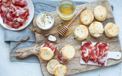 Scones salati al pecorino, farciti con Coppa di Parma, caprino e miele