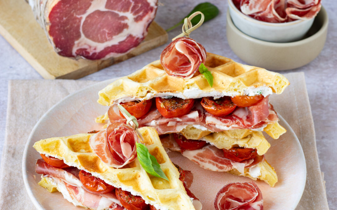 Sandwich di waffles salati con crema di ricotta al basilico, pomodorini confit e Coppa di Parma IGP